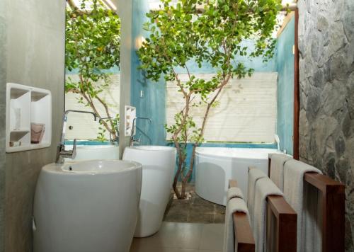 a bathroom with two sinks and a tub and a tree at O2 Villas Ella in Ella