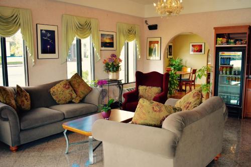 a living room with couches and a coffee table at Days Inn by Wyndham Anaheim Near the Park in Anaheim