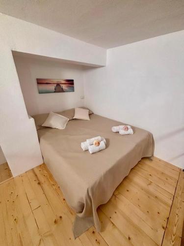 a room with a bed with two towels on it at Piombino Monolocale Poseidonia in Piombino