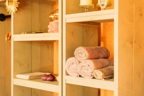 a towel rack with towels in a bathroom at SoulSafari aan Zee in Julianadorp