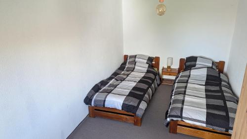 two beds sitting next to each other in a room at Ferienwohnung Neckarsulm Mitte in Neckarsulm