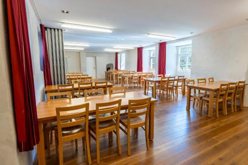 a room filled with wooden tables and chairs at Jugendherberge Ravensburg in Ravensburg