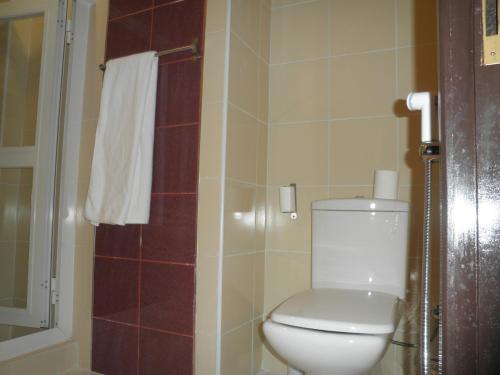 Bilik mandi di Marina Royal Hotel Suites