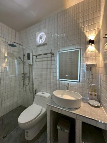 a bathroom with a toilet and a sink at ชอว์ งาทอง รีสอร์ต Chor Ngar Thong Erawan Kanchanaburi in Tha Kradan