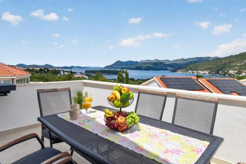 Spacious 4 bedroom apartment with sea view