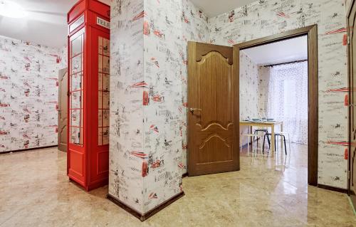 een kamer met een rode deur en een tafel bij VezdeArenda Tsarsakaya stolitsa in Sint-Petersburg