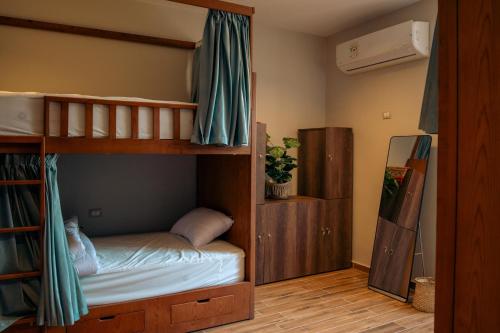 ein Schlafzimmer mit zwei Etagenbetten und ein Zimmer mit in der Unterkunft StaBene Hostel in Port Said