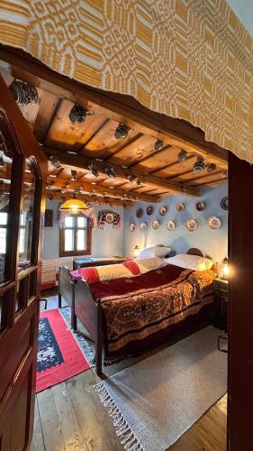 a bedroom with a large bed in a room at Casa ISEHEIA in Sibiel