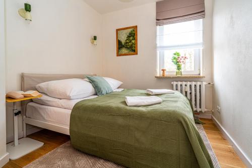 a small bedroom with a bed and a window at Apartament Flow Tatry in Zakopane