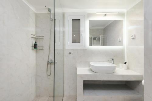 Comfortable Stay Near Neo Faliro Train & Port
