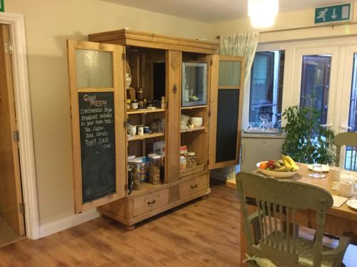 eine Küche mit einem Tisch und einer Tafel in der Unterkunft The Old Grain Store Bed & Breakfast in Pidley
