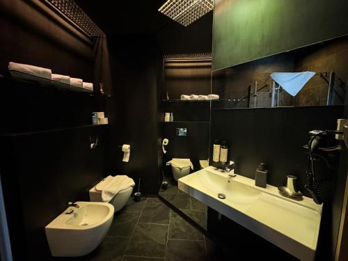 ein schwarzes Badezimmer mit Waschbecken und Toilette in der Unterkunft Apartamenty Malinka in Wisła
