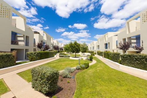 Luxury 2BR Apt with garden & pool CD