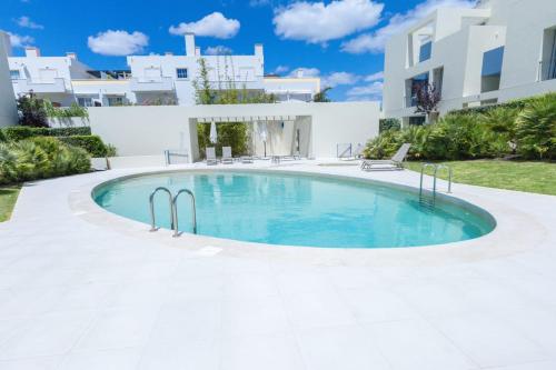 Luxury 2BR Apt with garden & pool CD