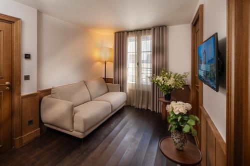 a living room with a couch and a window at Hôtel Villa Madame - Saint-Germain-des-Prés in Paris
