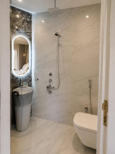 a bathroom with a toilet and a sink and a mirror at Porto Matrouh Elabd Family in Marsa Matruh