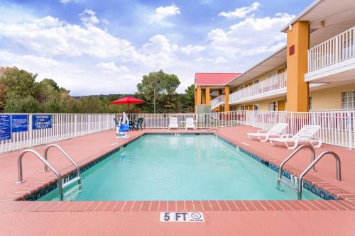 Bazén v ubytování Days Inn by Wyndham Trenton nebo v jeho okolí