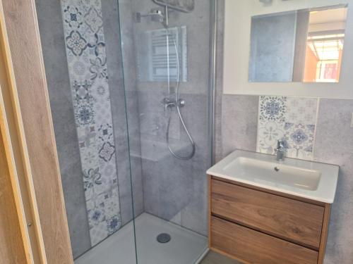 a bathroom with a shower and a sink at Pension zum Meer in Breege