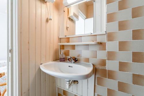 a bathroom with a sink and a mirror at Côté Jardin in Bédoin