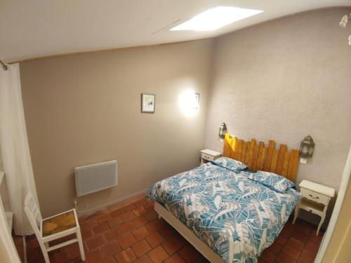 a bedroom with a bed and a table and a chair at Gîte au calme l'eclaircie in Régusse