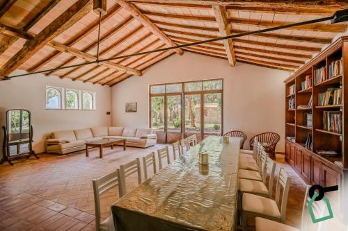 a living room with a long table and chairs at Hotiday Grosseto Podere in Grosseto