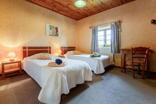 a bedroom with two beds and a window at Le Mas Perdu Gîte Studio Parme in Saint-Christol-lès-Alès