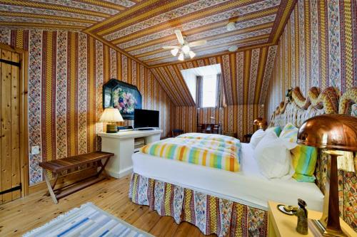 a bedroom with a bed and a desk in a room at The Dick Turpin Cottage in Clun