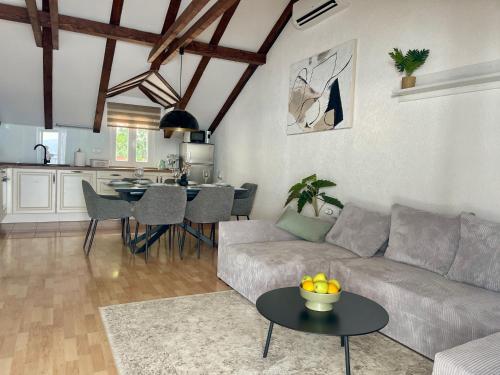 U La La Apartment