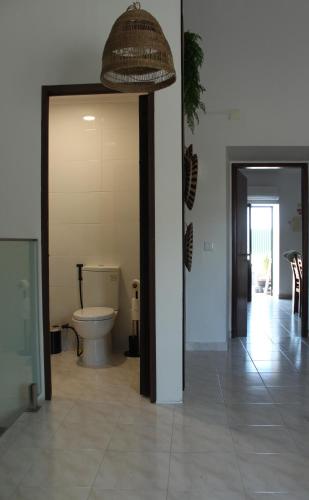 a bathroom with a toilet in a room at Campo Dias in Silves