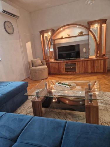 a living room with a couch and a table at Apartman BLUERESIDENCE Šamac in Bosanski Šamac