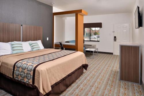 Postel nebo postele na pokoji v ubytování Scottish Inn & Suites - Conroe