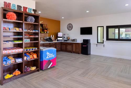 a room with a grocery store with a shelf of food at Scottish Inn & Suites - Conroe in Conroe