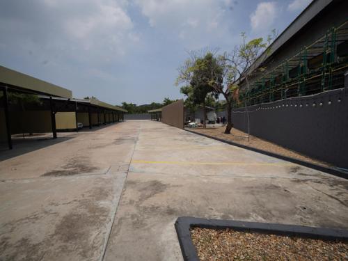 an empty parking lot in front of a building at โรงแรมทูมอร์โรว์แลนด์ อมตะนคร in Ban Khlong Phan Thong