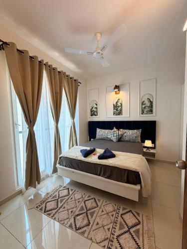 a bedroom with a bed and a ceiling fan at THE DUIN 1BR Apt Amoret Homes in Chicalim
