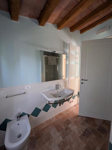a bathroom with a sink and a toilet at Agriturismo Il Giovannello in Roccastrada