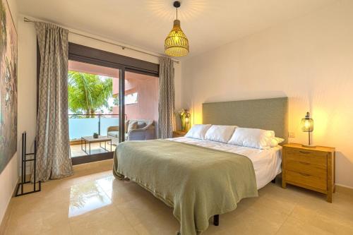 Guadalmansa Beach Flat - Modern & Steps to Shore