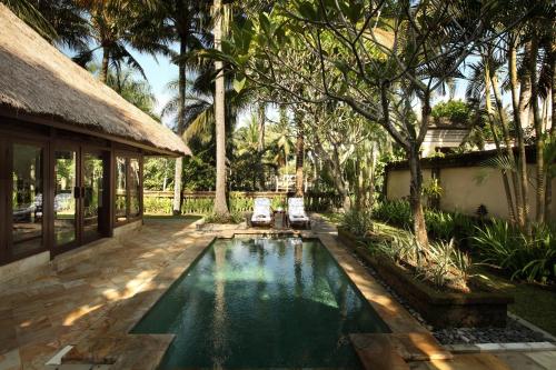 A piscina localizada em The Ubud Village Resort & Spa ou nos arredores