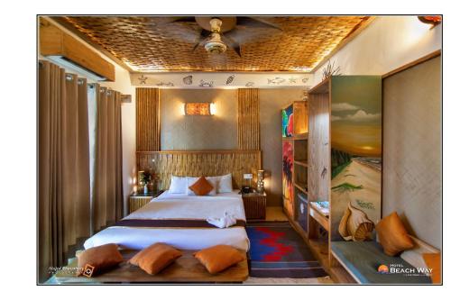 ein Schlafzimmer mit einem Bett und einer Decke in der Unterkunft Hotel Beach Way in Cox's Bazar