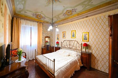 ein Schlafzimmer mit einem Bett, einem Tisch und einem Fenster in der Unterkunft Degas in Vicopisano
