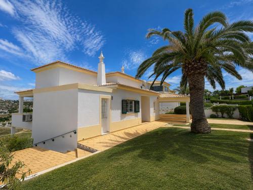 BnB Homes Villa Verde - pool, Marina view, BBQ, games room and garden