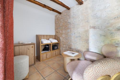 a waiting room with two chairs and a table at One Shot Buenavista in Santa Eularia des Riu