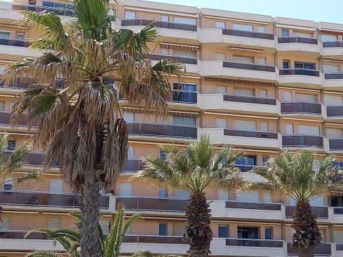 Seafront apartment and private parking