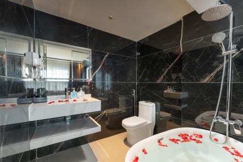 a bathroom with a sink and a toilet and a tub at Grand Luxury Hotel Bắc Ninh in Chu Mẫu