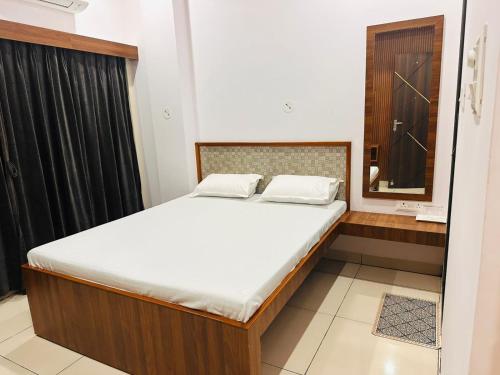 a bedroom with a bed and a mirror at Aditya Residency, Bhagalpur in Barāri