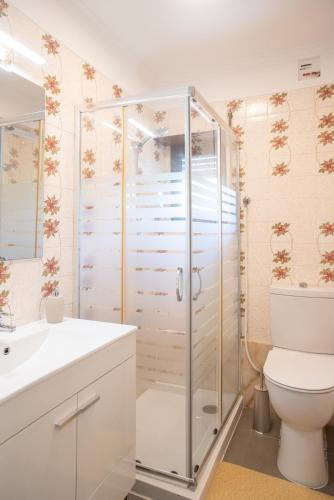 a bathroom with a shower and a toilet at Estoril Guest Palace in Estoril