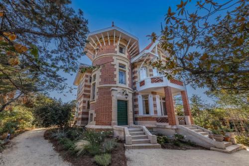Historic Villa In Arcachon With Heated Pool