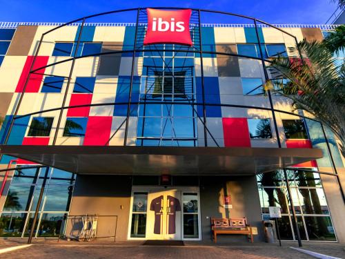 a building with aubs sign on the front of it at ibis Vitoria Aeroporto in Vitória