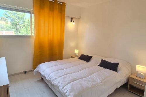 AC Apt with Balcony in Saint-Raphaël