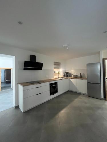 140 m apartment, 4 bedrooms sea airport and tram