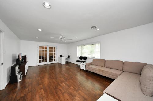 a living room with a couch and a tv at Lofty Grace Home 2 in Richmond